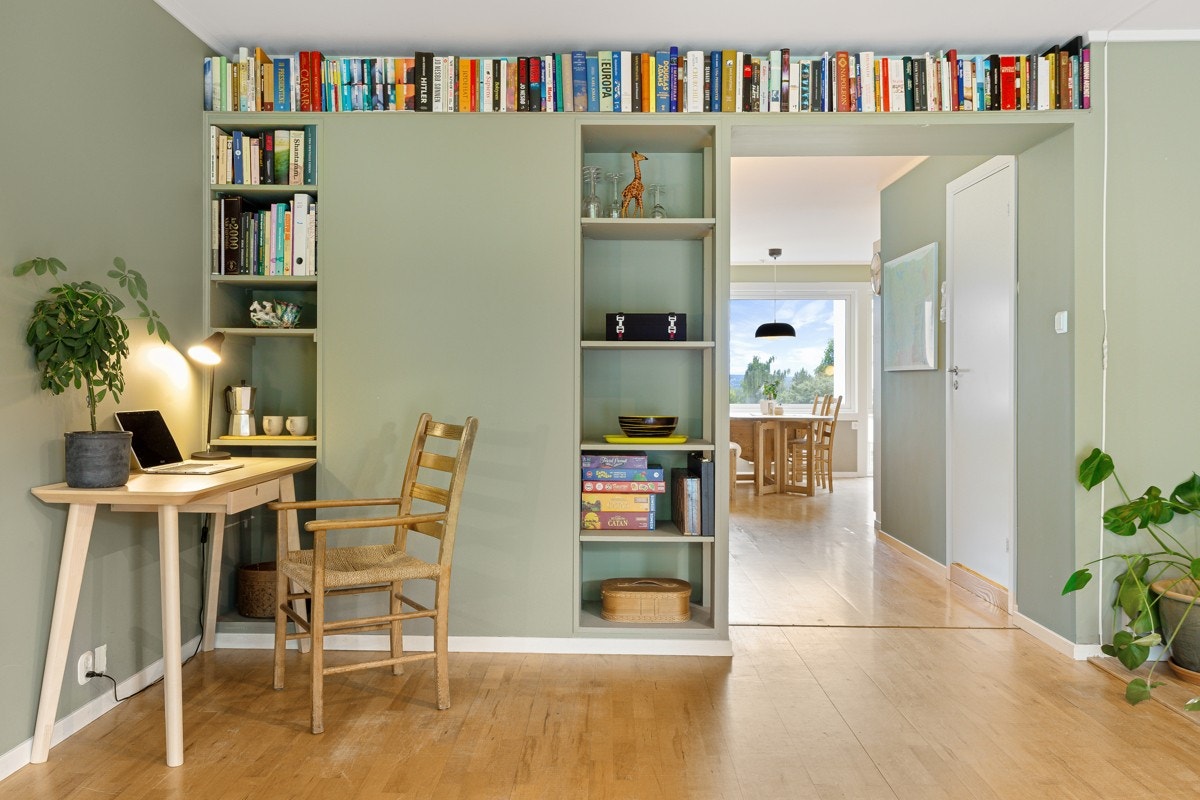 Hyggelig kontorhjørne i stuen. Galleribilde