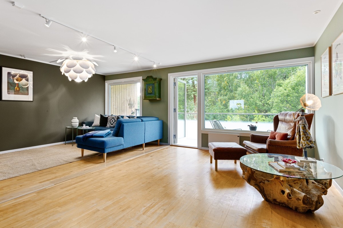 Hyggelig og lys stue med god plass og flere muligheter for møblering. Galleribilde