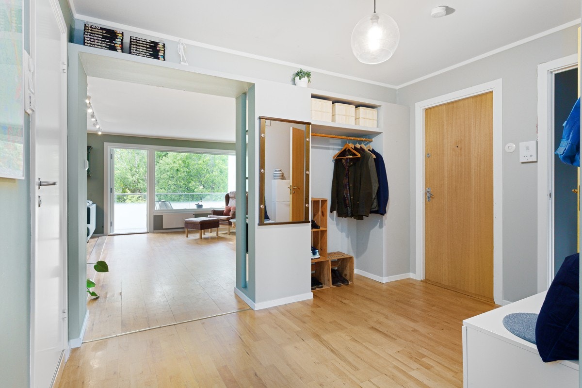 Entréen er lys og innbydende, med plass til oppbevaring av sko- og ytterbekledning. Galleribilde