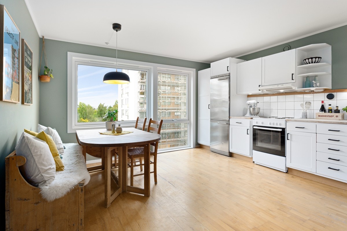 Gode vinduer på kjøkken som gir muligheter for utlufting. Galleribilde