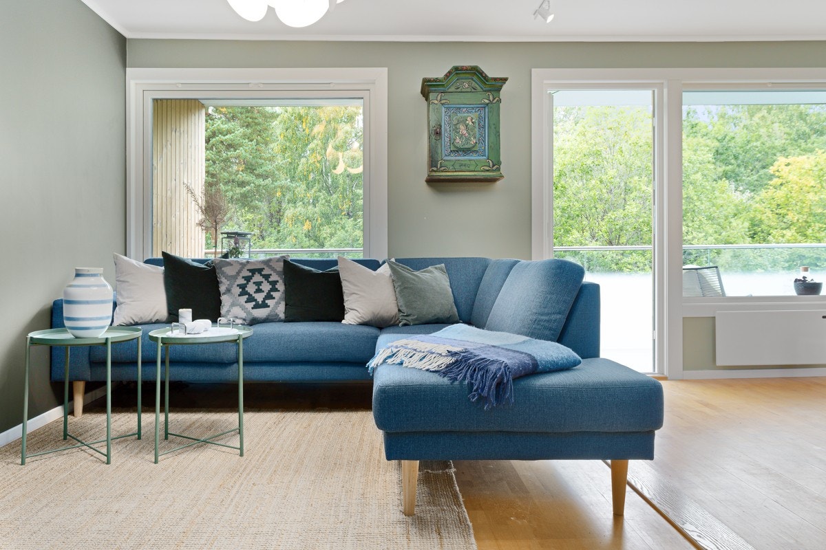 Store vindusflater i stuen gir en lys og luftig atmosfære. Galleribilde