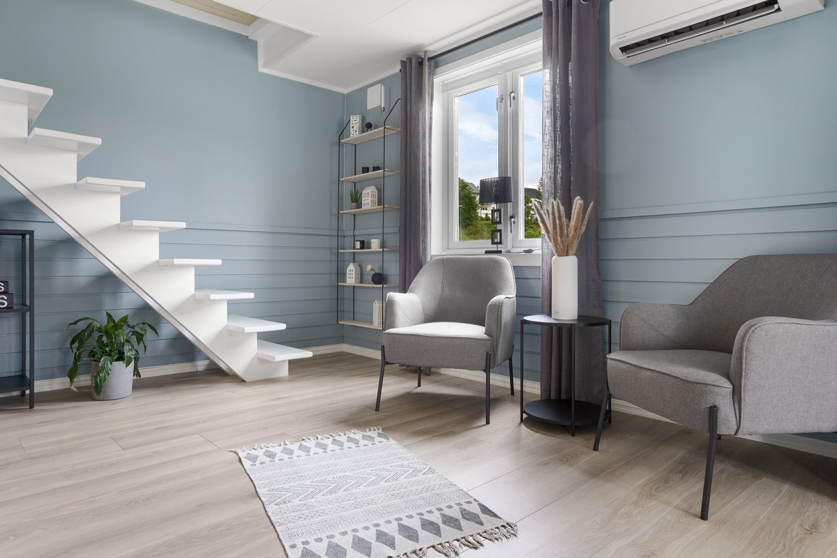 Stuen har flere soner og gir rom for flere sittegrupper