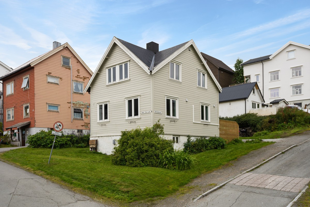 Boligen ligger tilbaketrukket i en gate uten gjennomgangstrafikk - Dette gjør at det egner seg meget godt å bo med barn