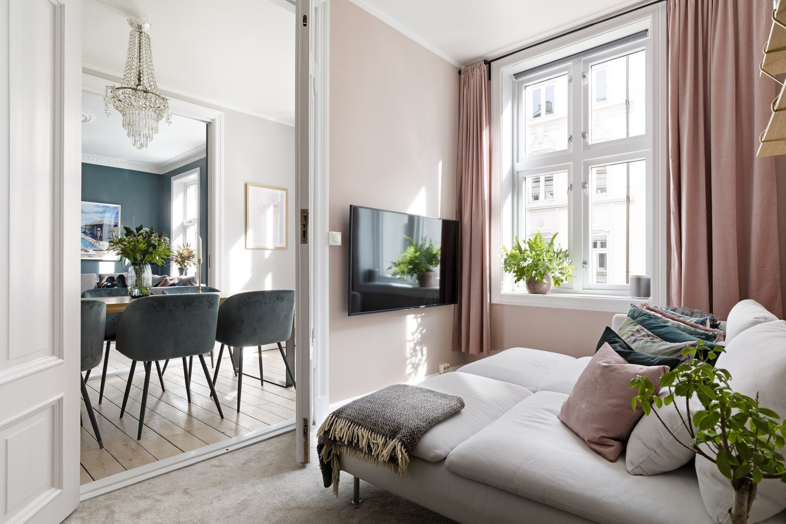 Soverom nr 2 har god plass til seng og garderobe Galleribilde