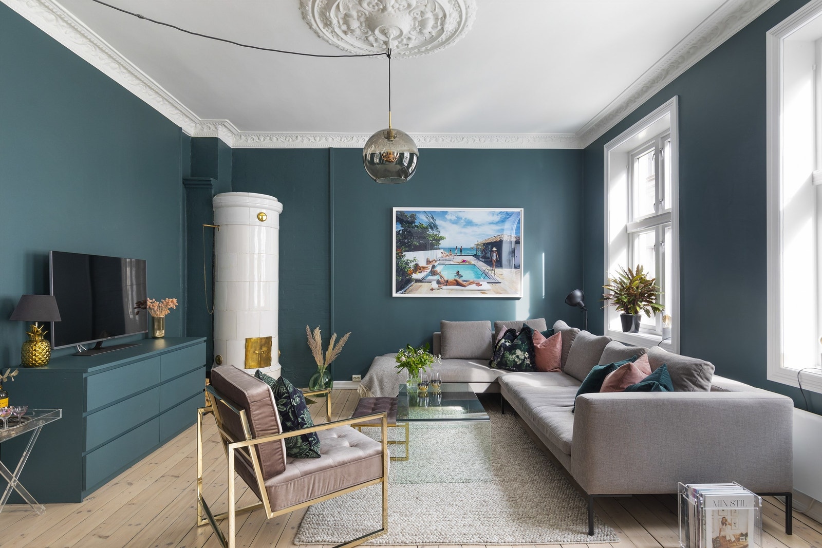 God plass til stor sofa og tv-møblement Galleribilde
