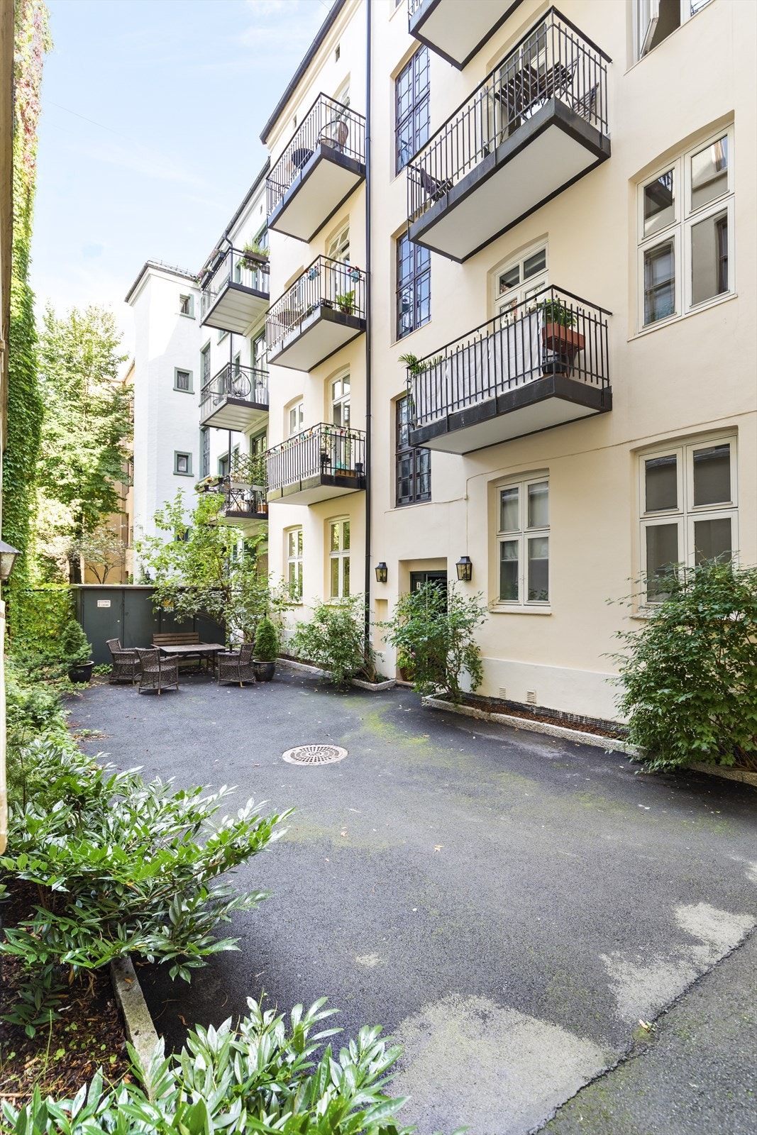 Bakgård Galleribilde