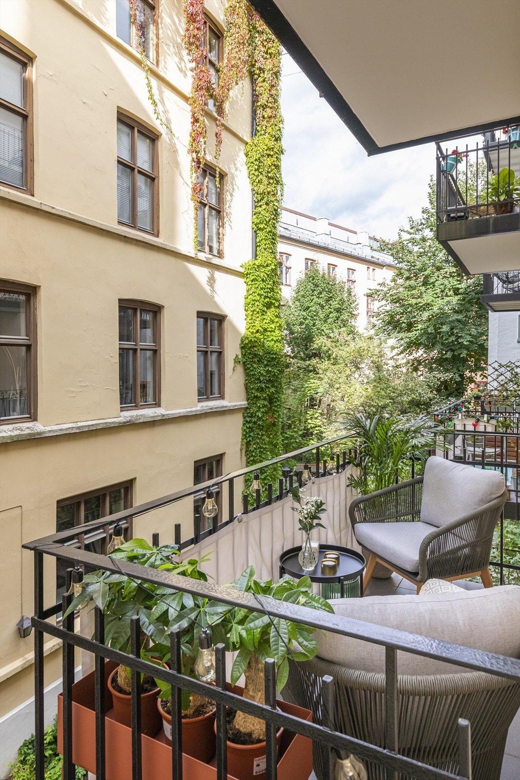 Utgang fra bad til balkong på ca. 3 m² med fliser på gulv Galleribilde