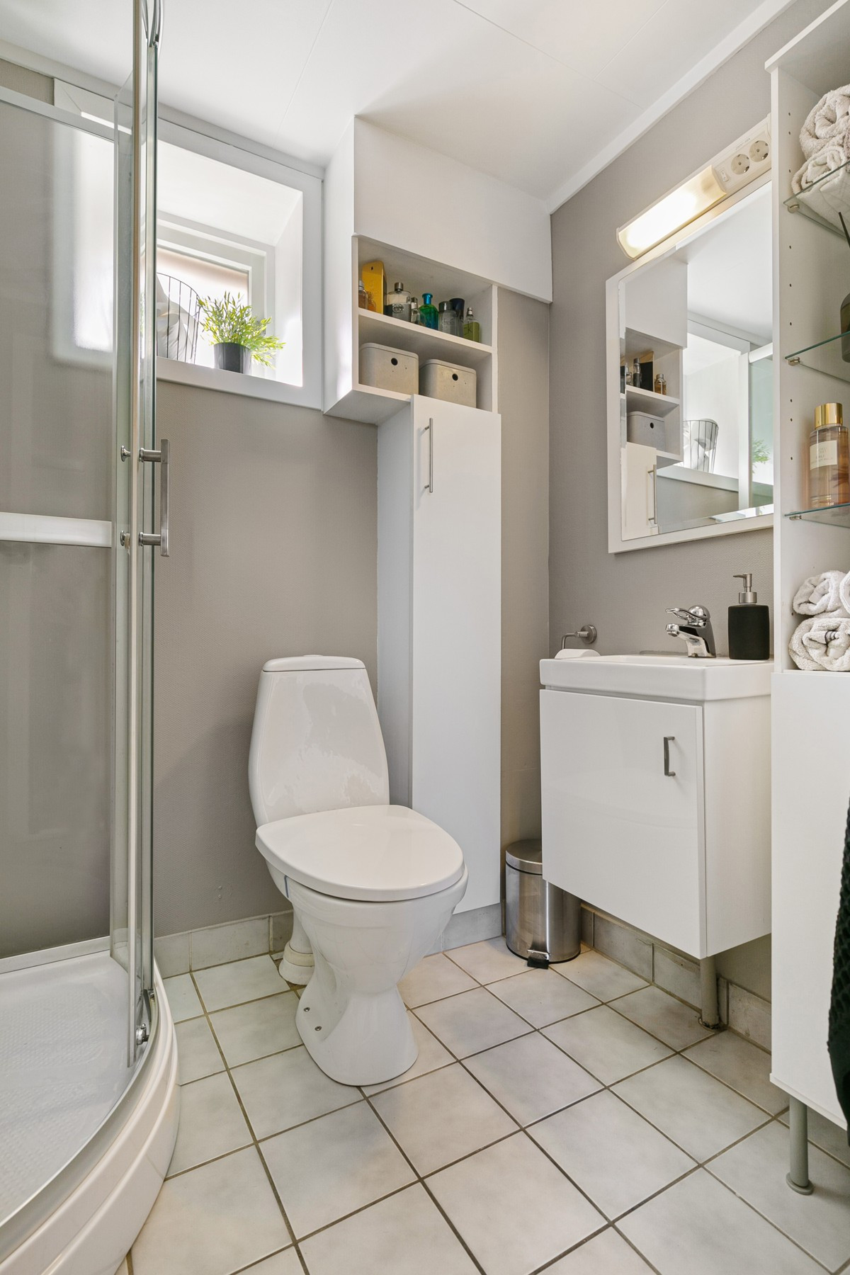 Badet har flislagt gulv med gulvvarme.