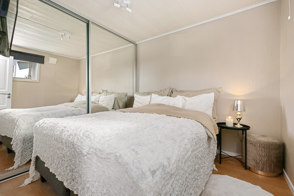 Soverommet er av god størrelse med plass til stor seng. Her er det også oppbevaringsmuligheter i skyvedørsgarderobe
