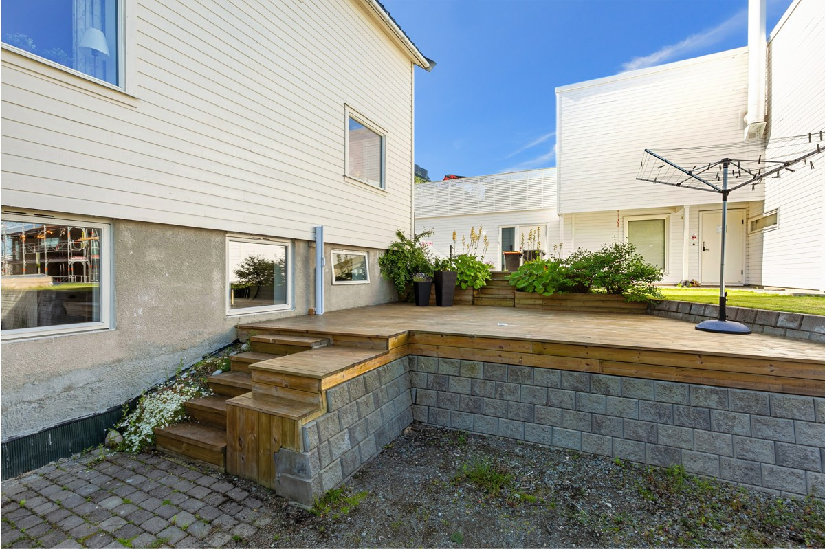 Tomten er pent opparbeidet felles markterrasse og tomt forøvrig.