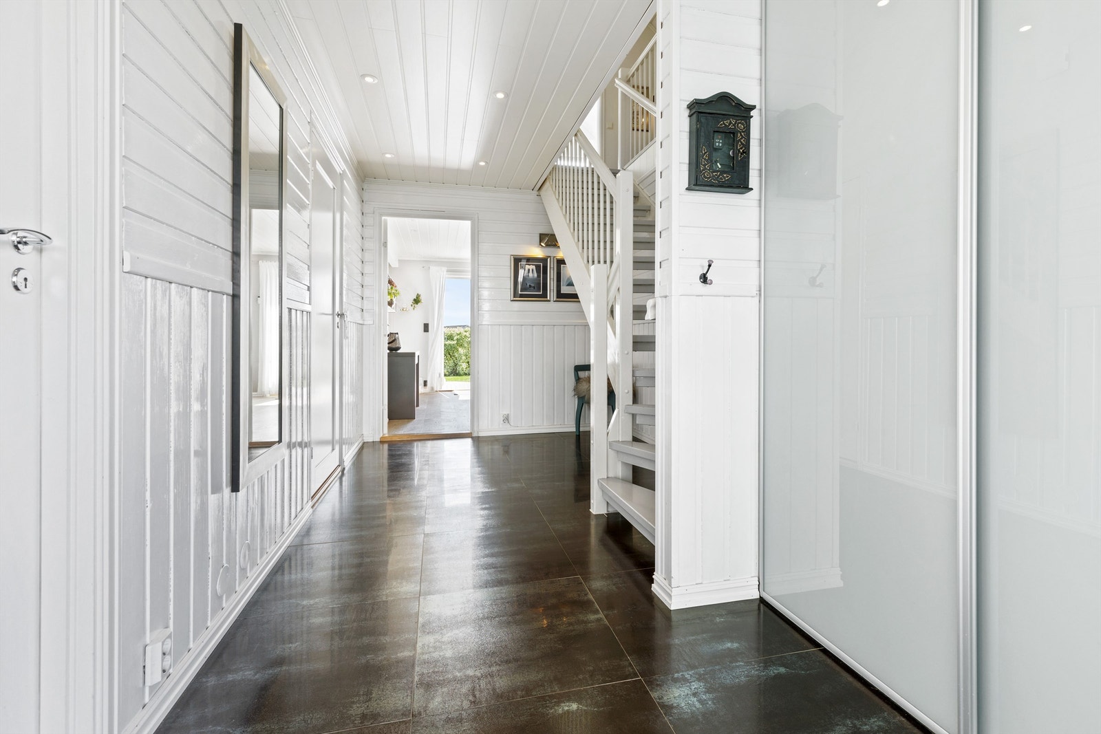 Praktisk entré med varme i gulvet og skyvedørsgarderobe Galleribilde