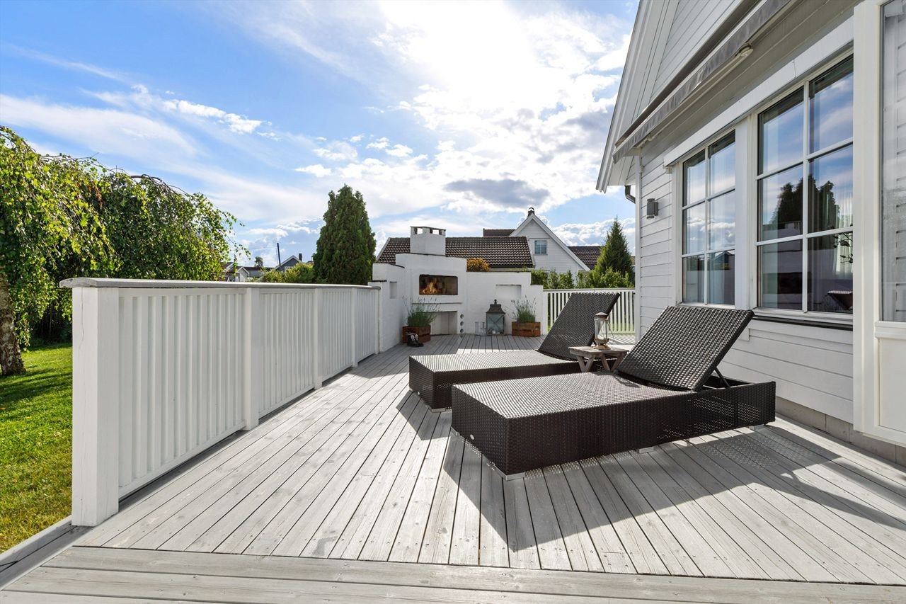 Flott sørvest orientert terrasse med god plass til hagemøblement Galleribilde