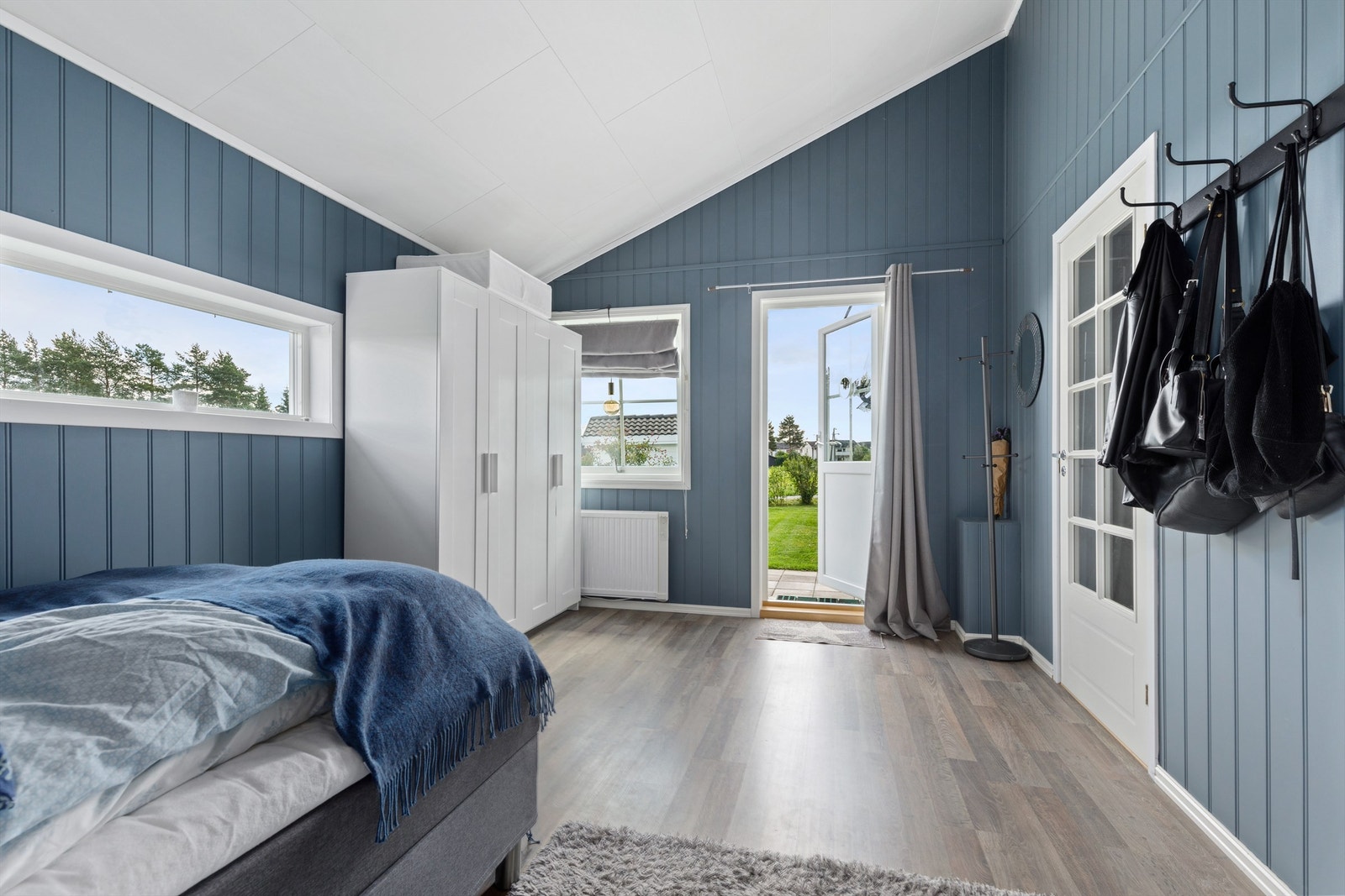 Soverommet har egen utgang samt adkomst via vaskerommet. Galleribilde