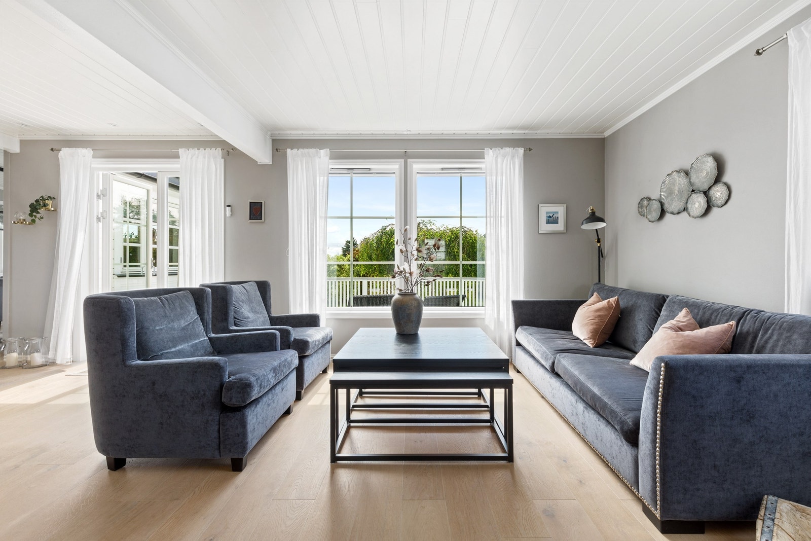 Lys og fin stue med store vindusflater og utgang til terrasse Galleribilde