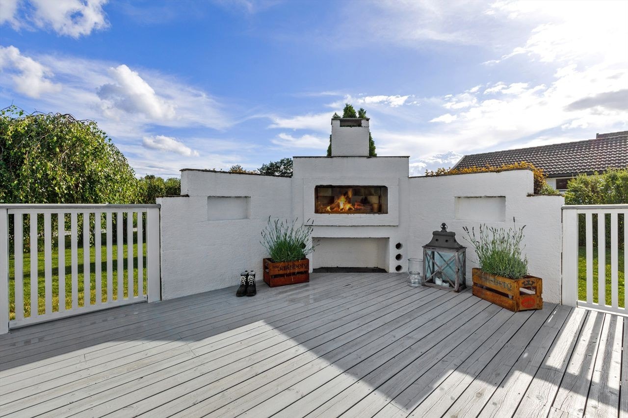 Innmurt utepeis for kos og hygge Galleribilde