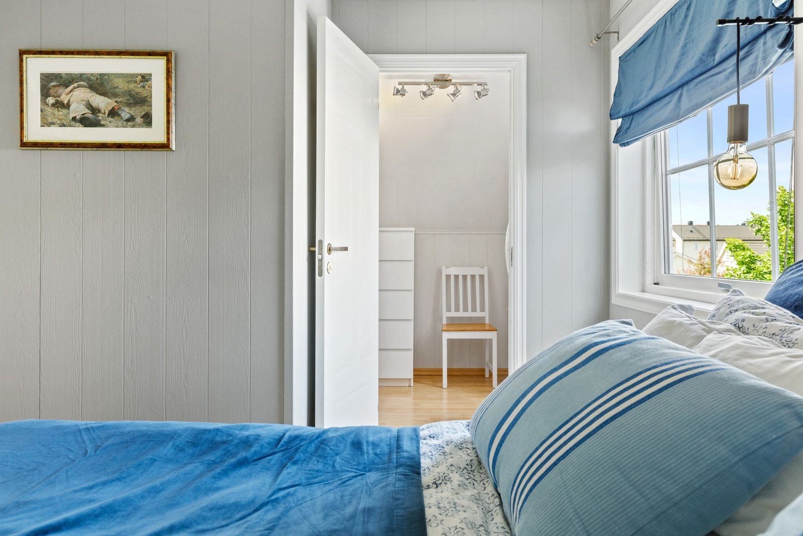 Hovedsoverom i 2. etasje med walk-in closet Galleribilde