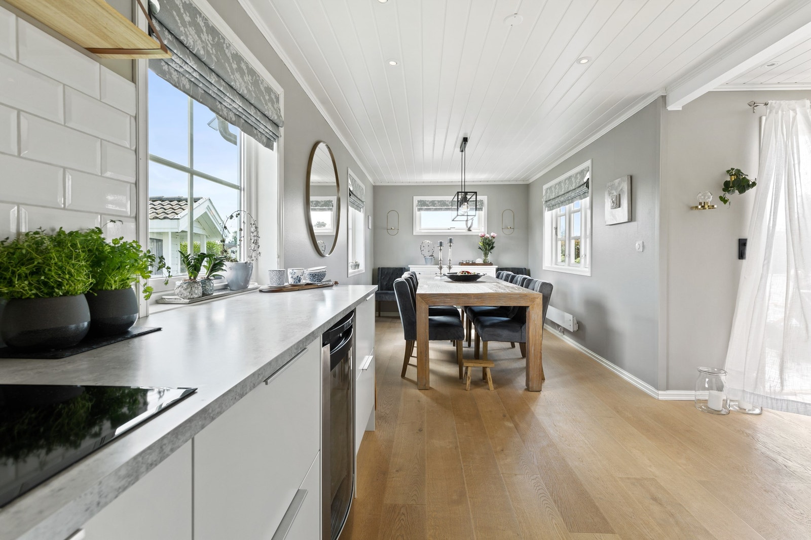 Spisestue ved kjøkkenet hvor måltidene kan nytes Galleribilde