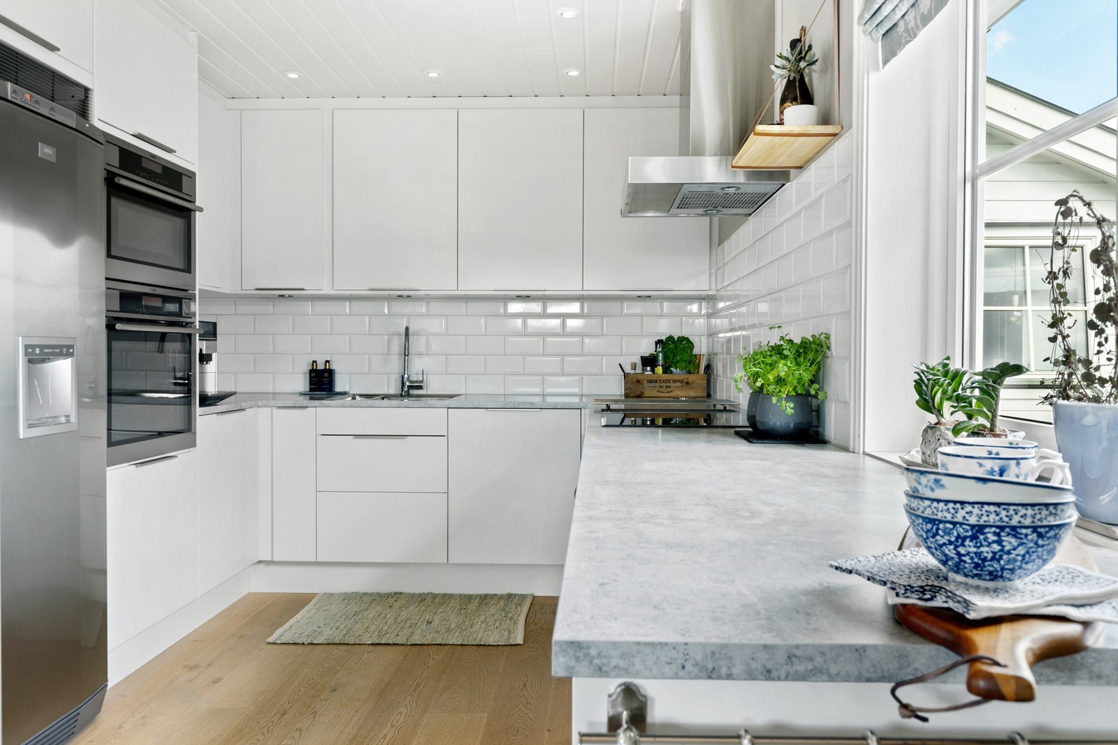 Pent og praktisk kjøkken med god skap- og benkeplass Galleribilde