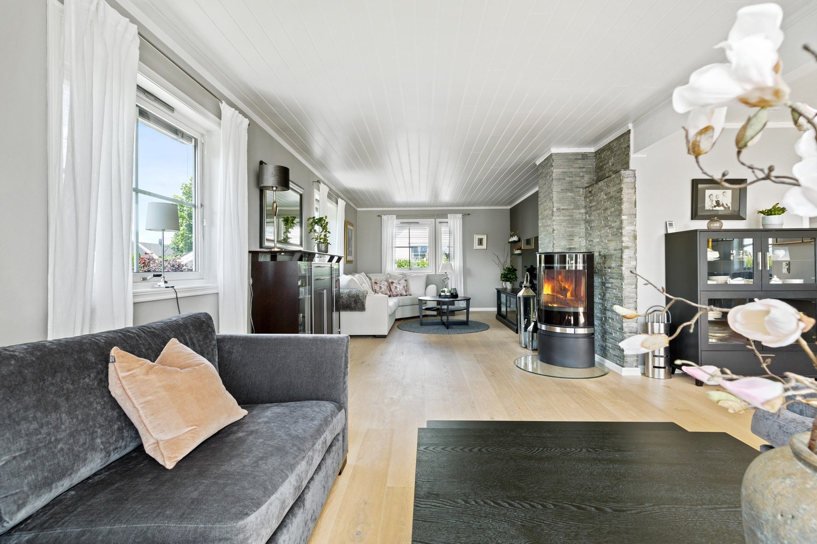 Stuen har god plass til flere sittegrupper Galleribilde