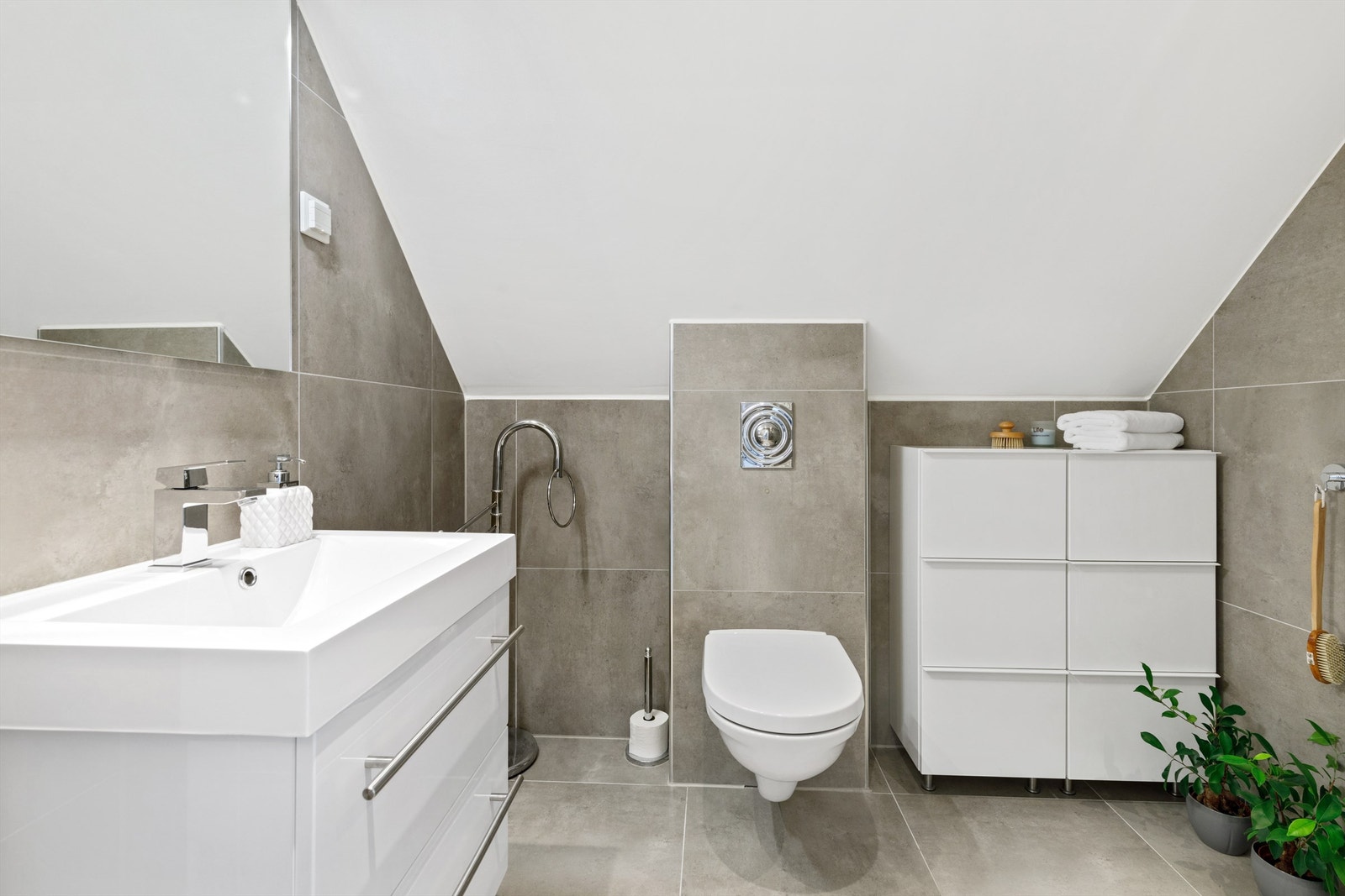 Bad fra 2017 i 2. etasje med varme i gulvet, vegghengt toalett, dusj og innredning med heldekkende servant Galleribilde