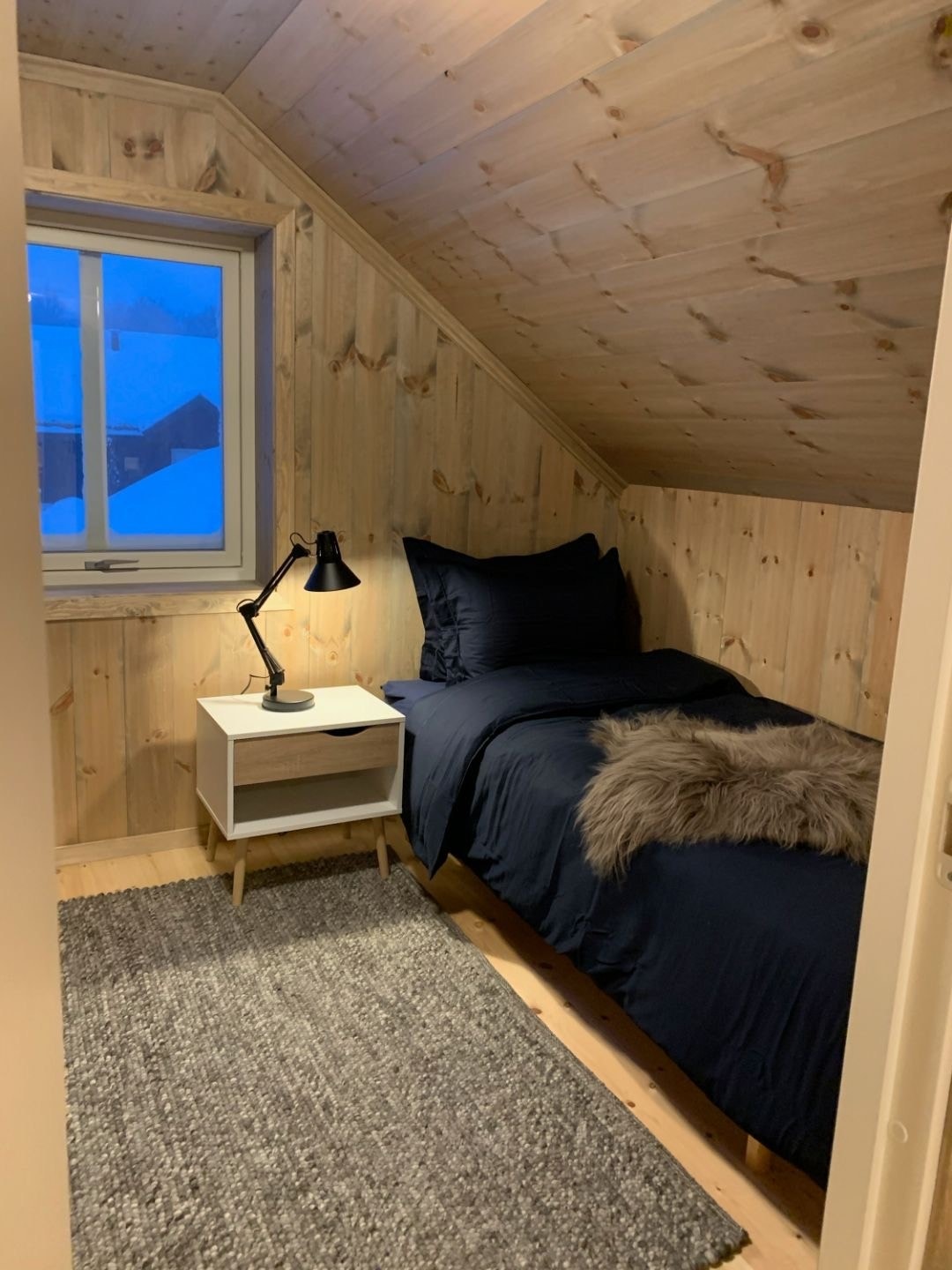 Kundetilpasset innredet hytte med ferdigbeiset panel ellers standard inndeling. Her av to like soverom i 2 etg. Galleribilde
