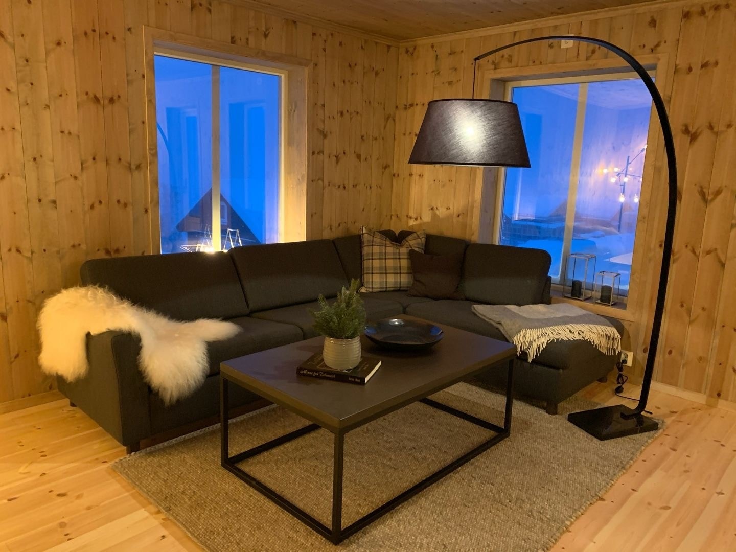Kundetilpasset innredet hytte med ferdigbeiset panel ellers standard inndeling. Galleribilde