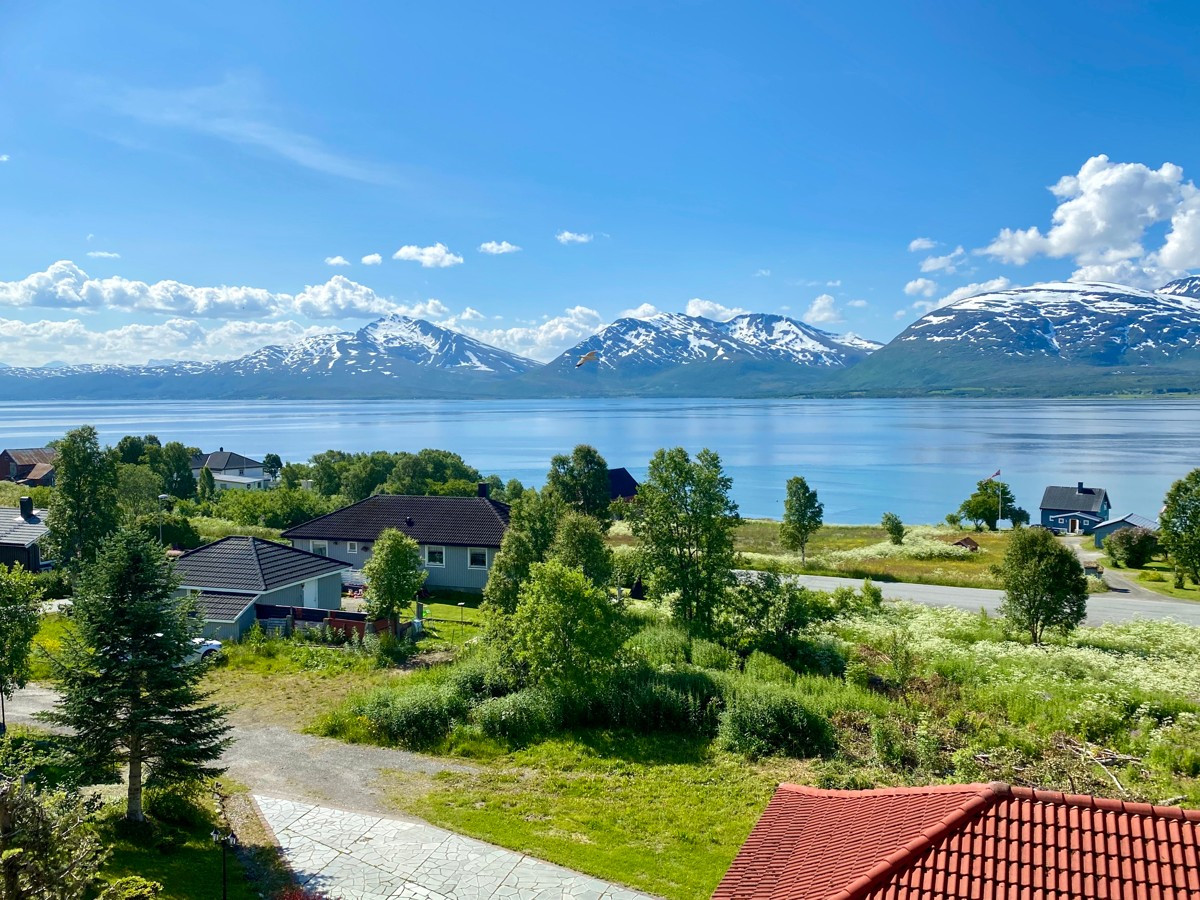 Boligen ligger i et rolig og barnevennlig område på Erikjord