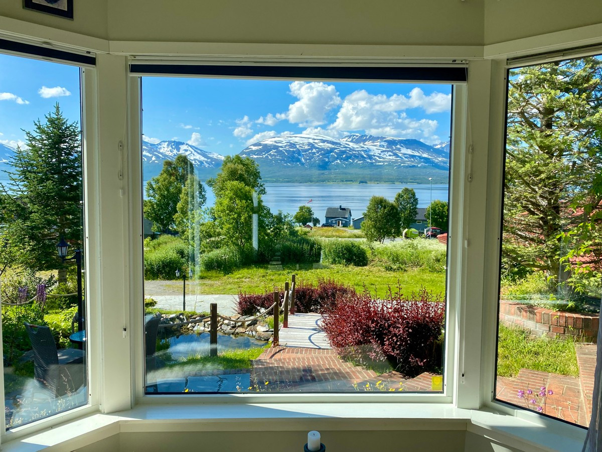 Fra stuen er det flott utsikt mot fjorden og Malangshalvøya