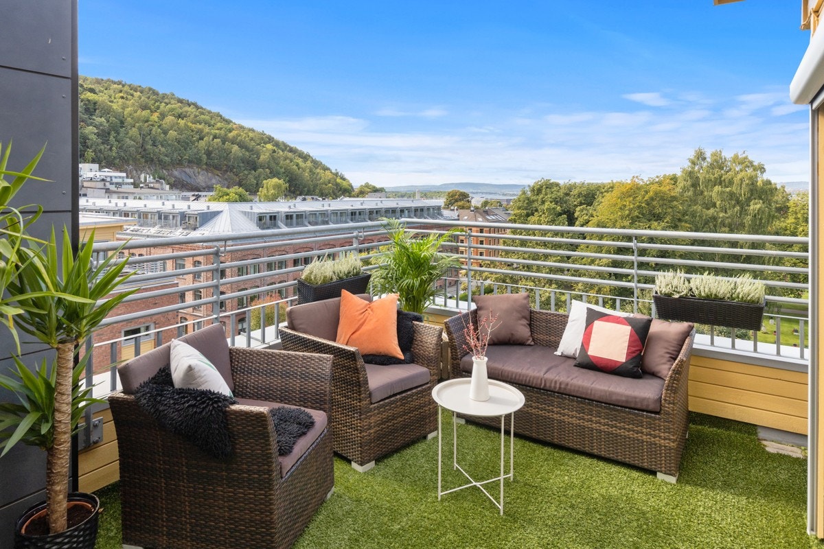 Med utgang fra stuen, er den sydvestvendte takterrassen på neste 24 m². Her kan man nyte en egen "liten" oase. Galleribilde