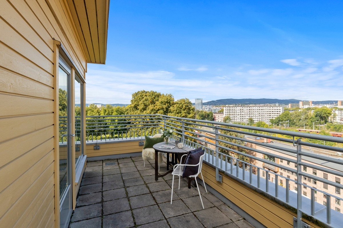 Terrassen fungerer som en perfekt forlengelse av stuen, og har plass til både sittegruppe, bord og grill. Galleribilde