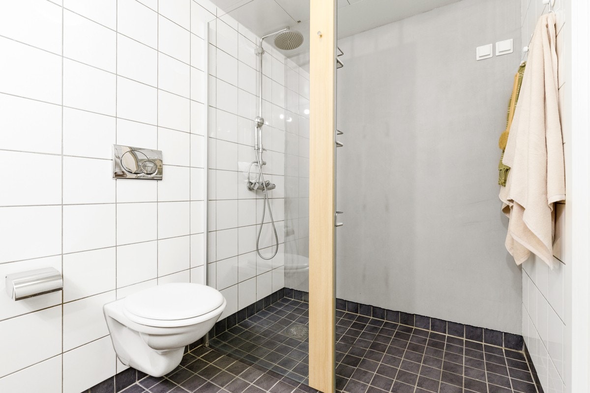Utførelsen på badet er moderne og elegant og består av nøytrale og tidsriktige farger og materialer. Galleribilde