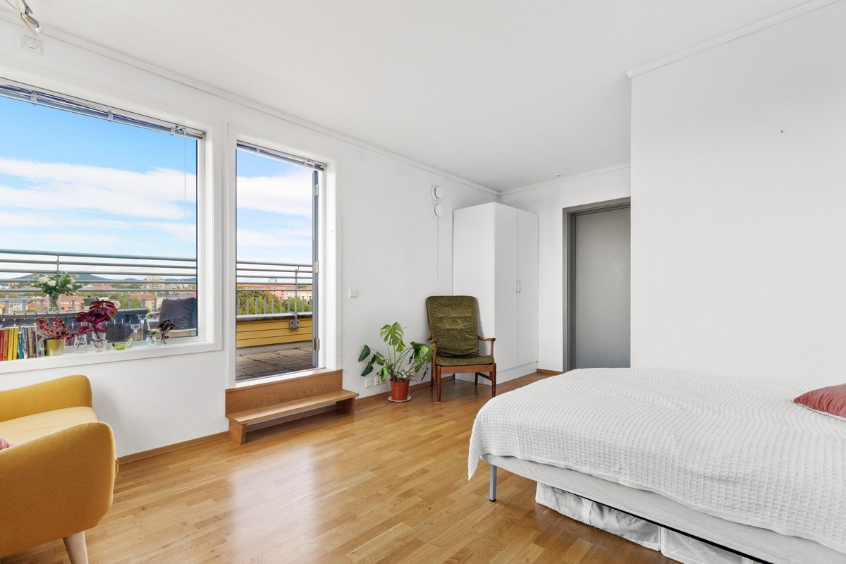 Fra hybelen er det utgang til 15 m² terrasse som utleier kan kose seg med. Veldig attraktivt i et selektivt leiemarked! Galleribilde