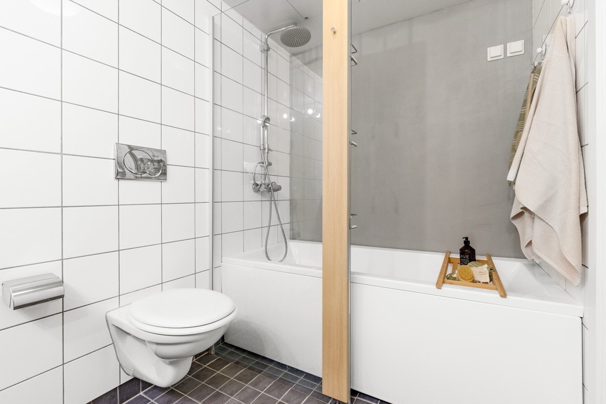 Rommet er innredet med en god dusjssone med plass til badekar og vegghengt WC. Galleribilde