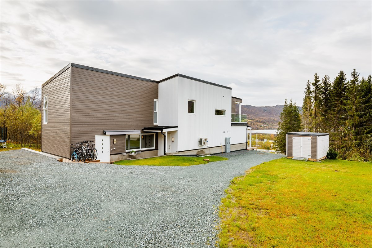 Pent opparbeidet tomt med tumleplass for familiens to- og firebeinte