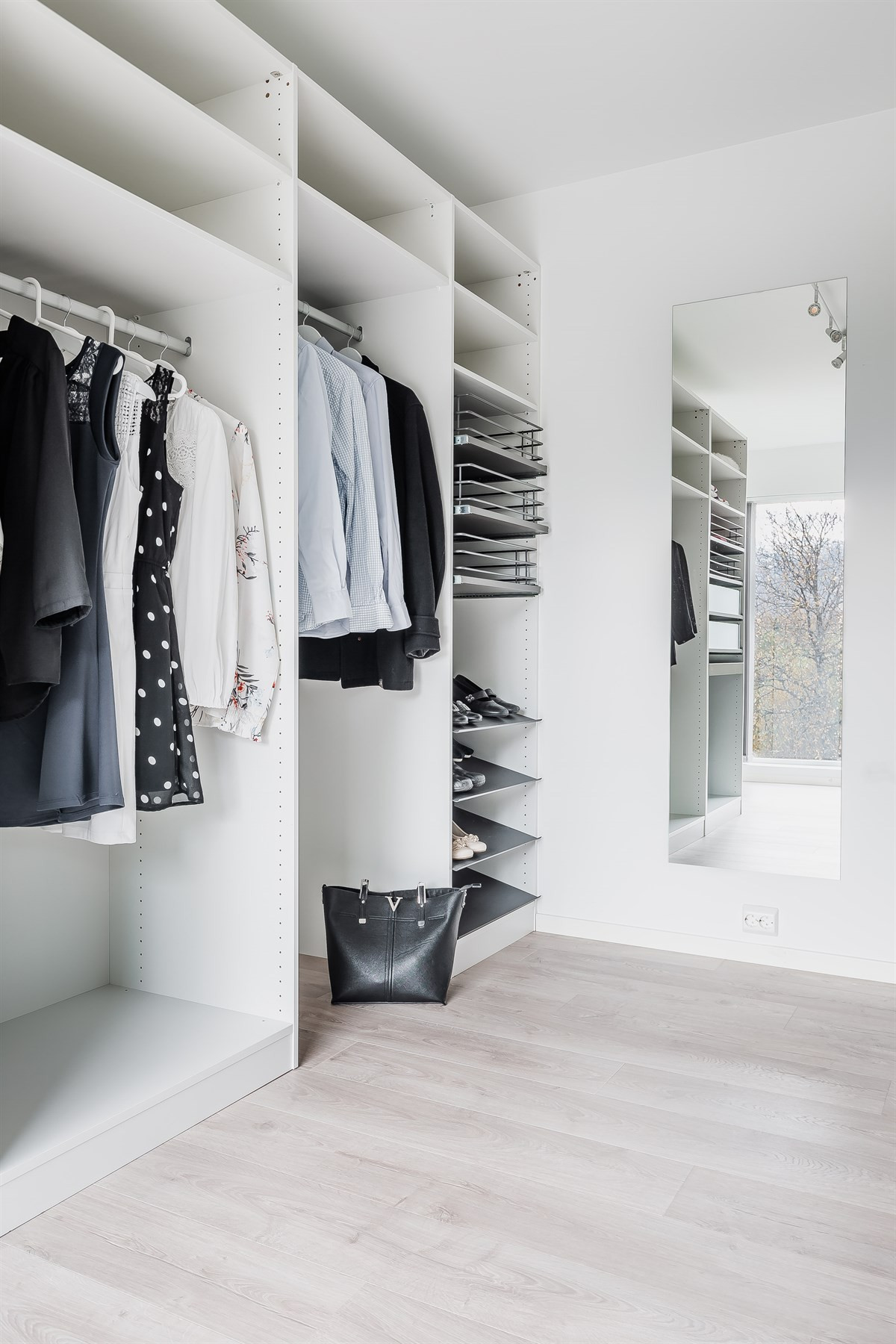 Walk-in-closet med gode oppbevaringsmuligheter