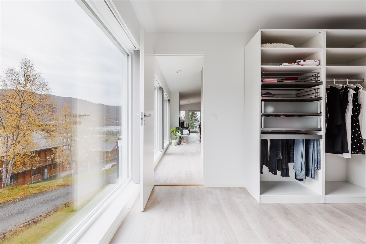 Fra stue går man videre til walk-in-closet og hovedsoverom