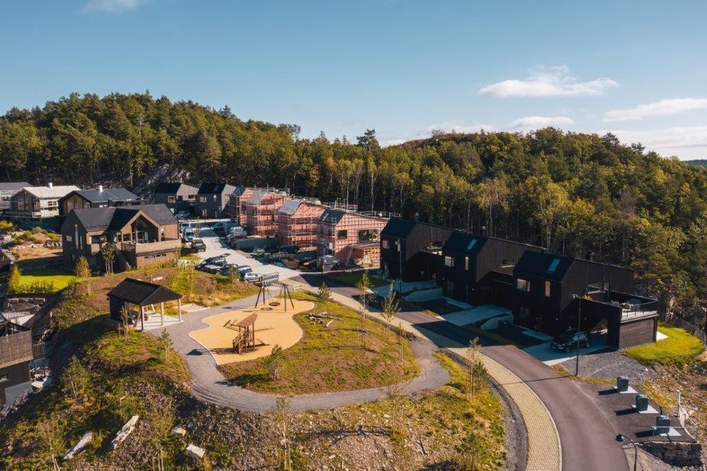 lekeparken ligger på en solfylt og flott utsiktstomt. Hyggelig å treffes for store og små. Galleribilde