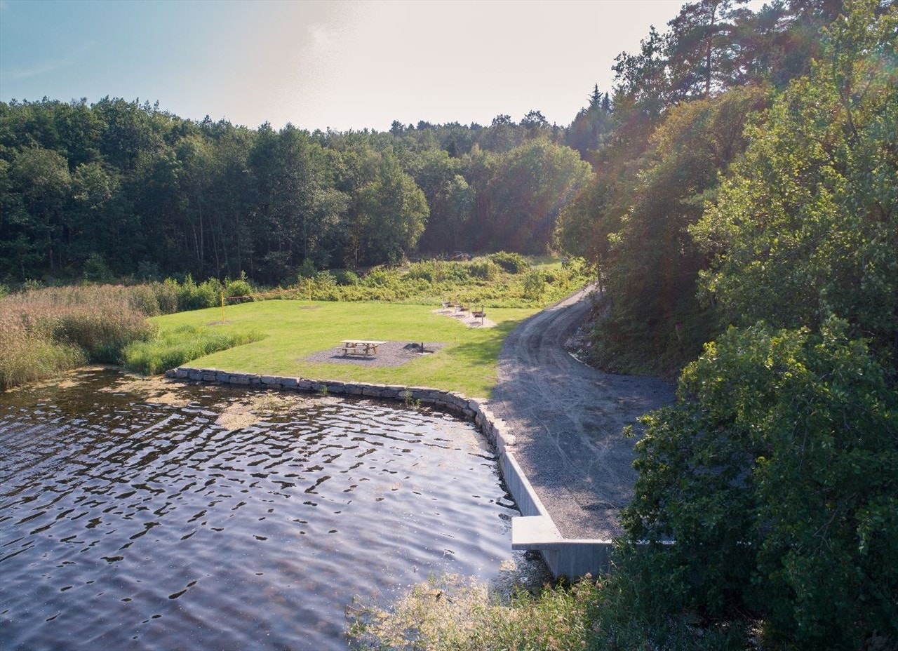 hengekøyer er plassert ved badeplassen ved Drangsvann Galleribilde