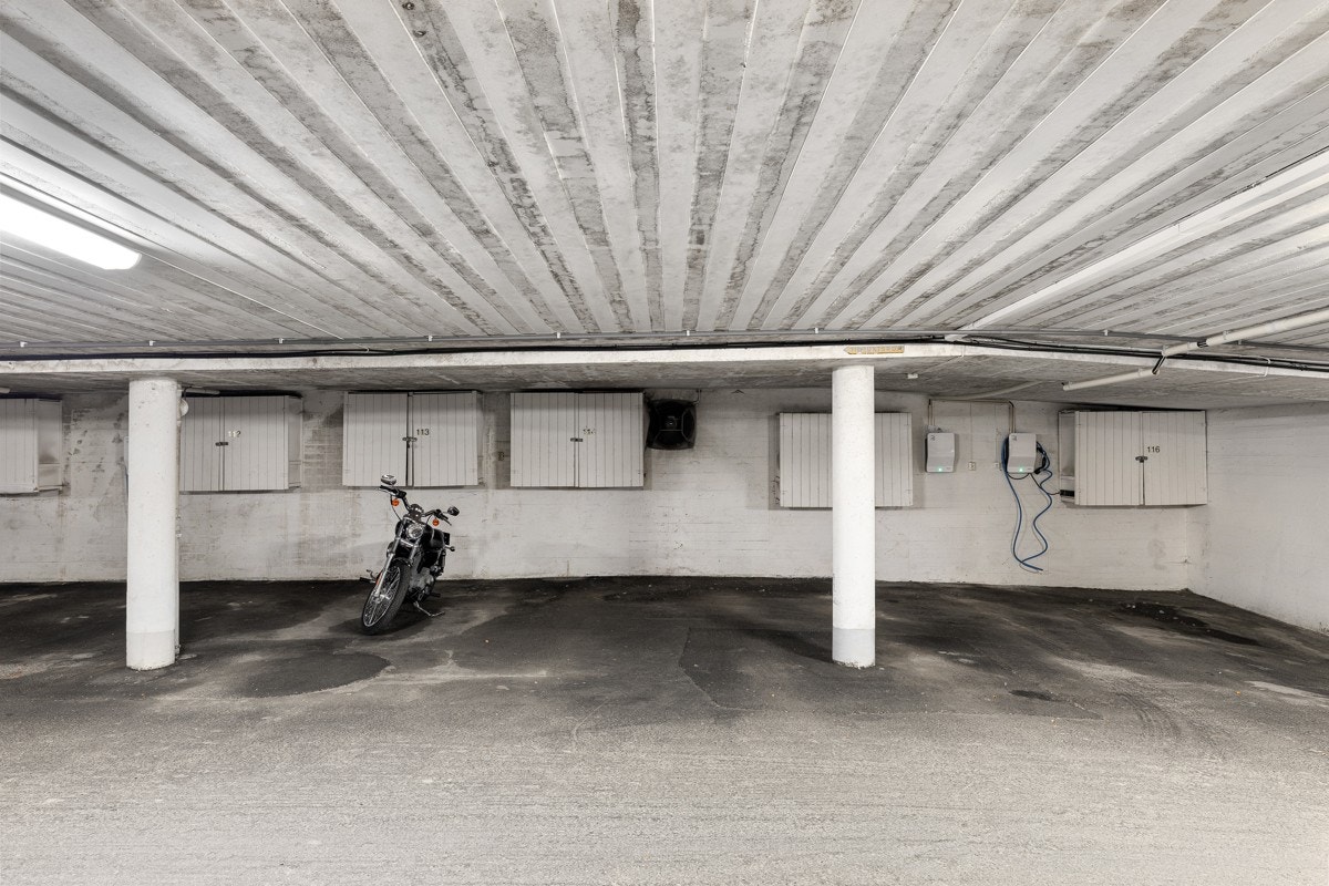 Romslig parkeringsplass med bred innkjøring og enkel adkomst fra leiligheten Galleribilde