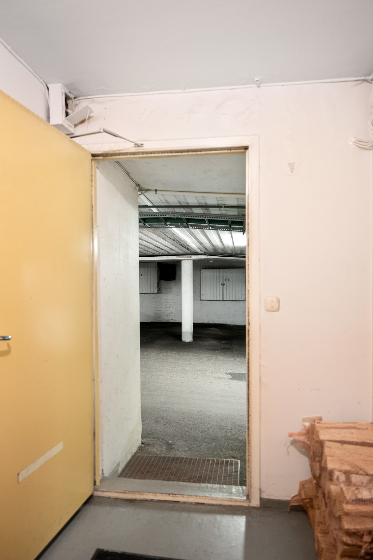 Her kan man gå tørrskodd mellom parkeringsplassen og leiligheten Galleribilde