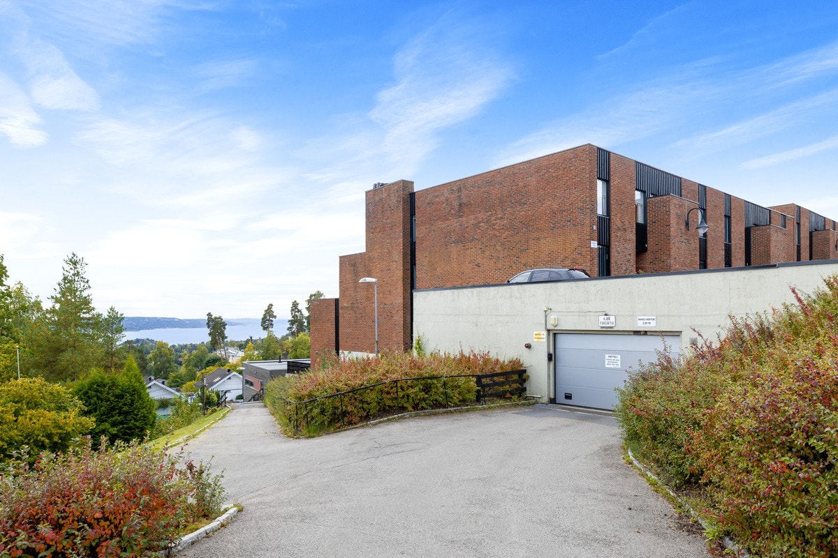 Innkjøring til garasjeanlegg Galleribilde