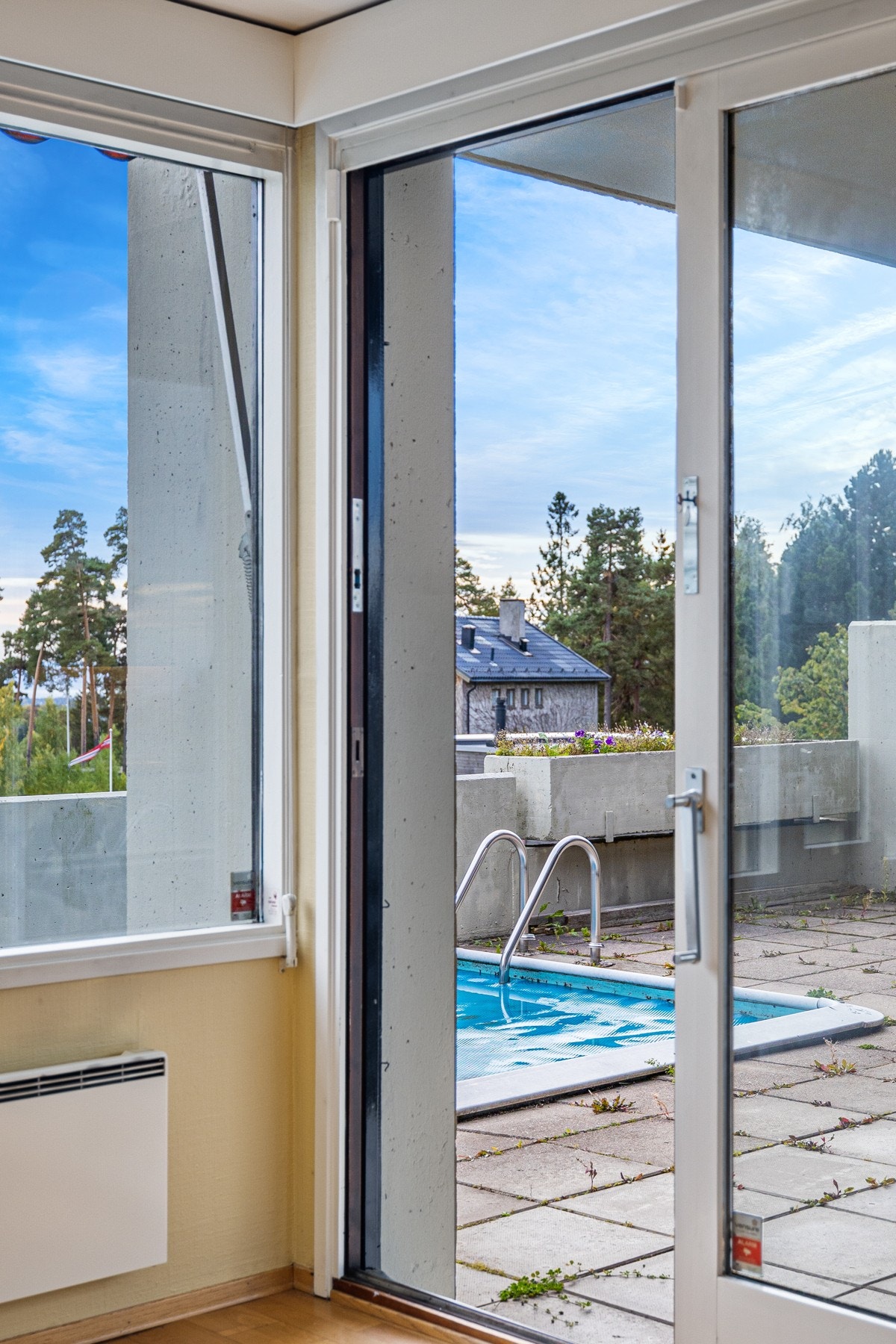 Det finnes to utganger til terrassen - her fra stuen Galleribilde