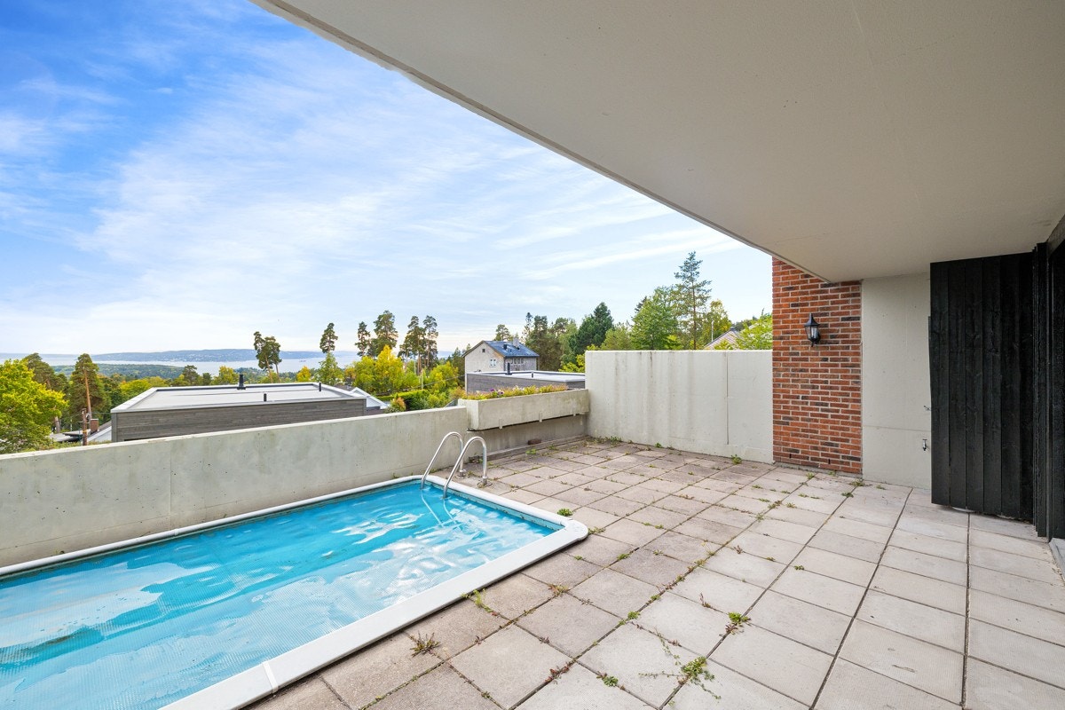 Stor og sydvendt uteplass på 42kvm (eksklusiv svømmebassenget) Galleribilde