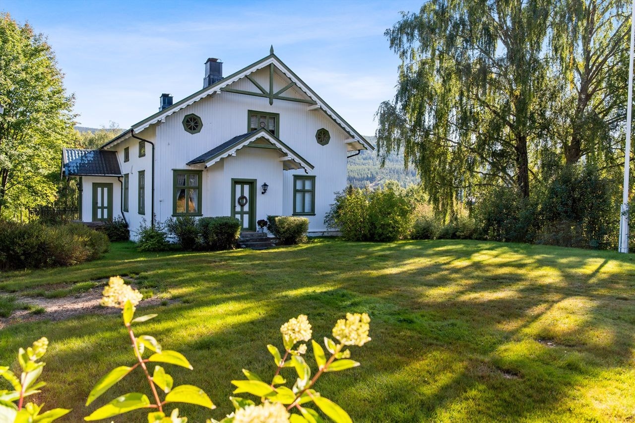 Koselig fasade med sjarmerende og
pene utskjæringer Galleribilde