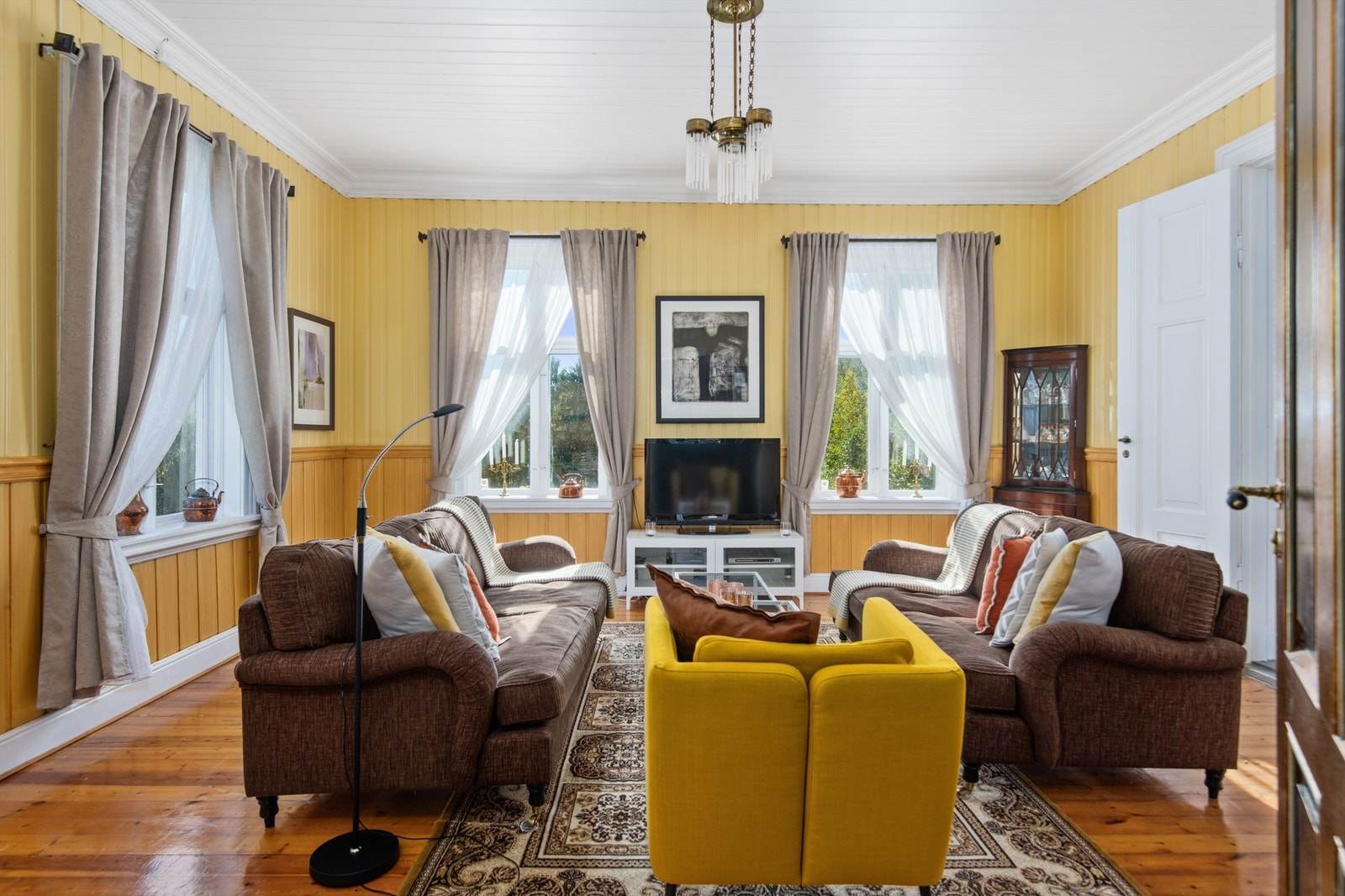 Stua har flere store vinduer og oppleves som både lys og lun. Galleribilde