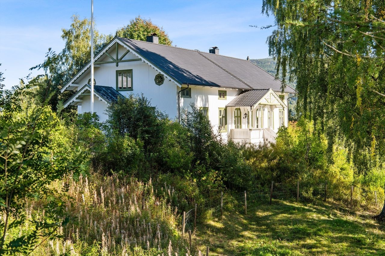 Terrassen er overbygd og har adkomst til hagen Galleribilde