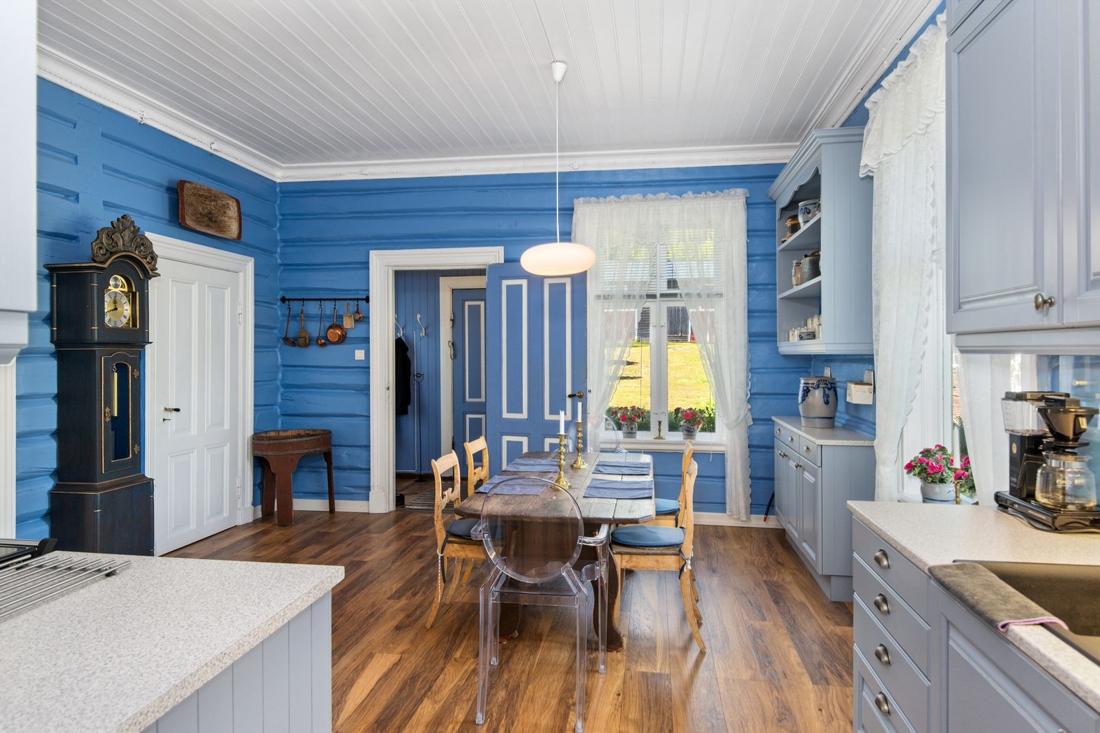 Innredningen er i en fin blåtone og
har godt med skapplass Galleribilde