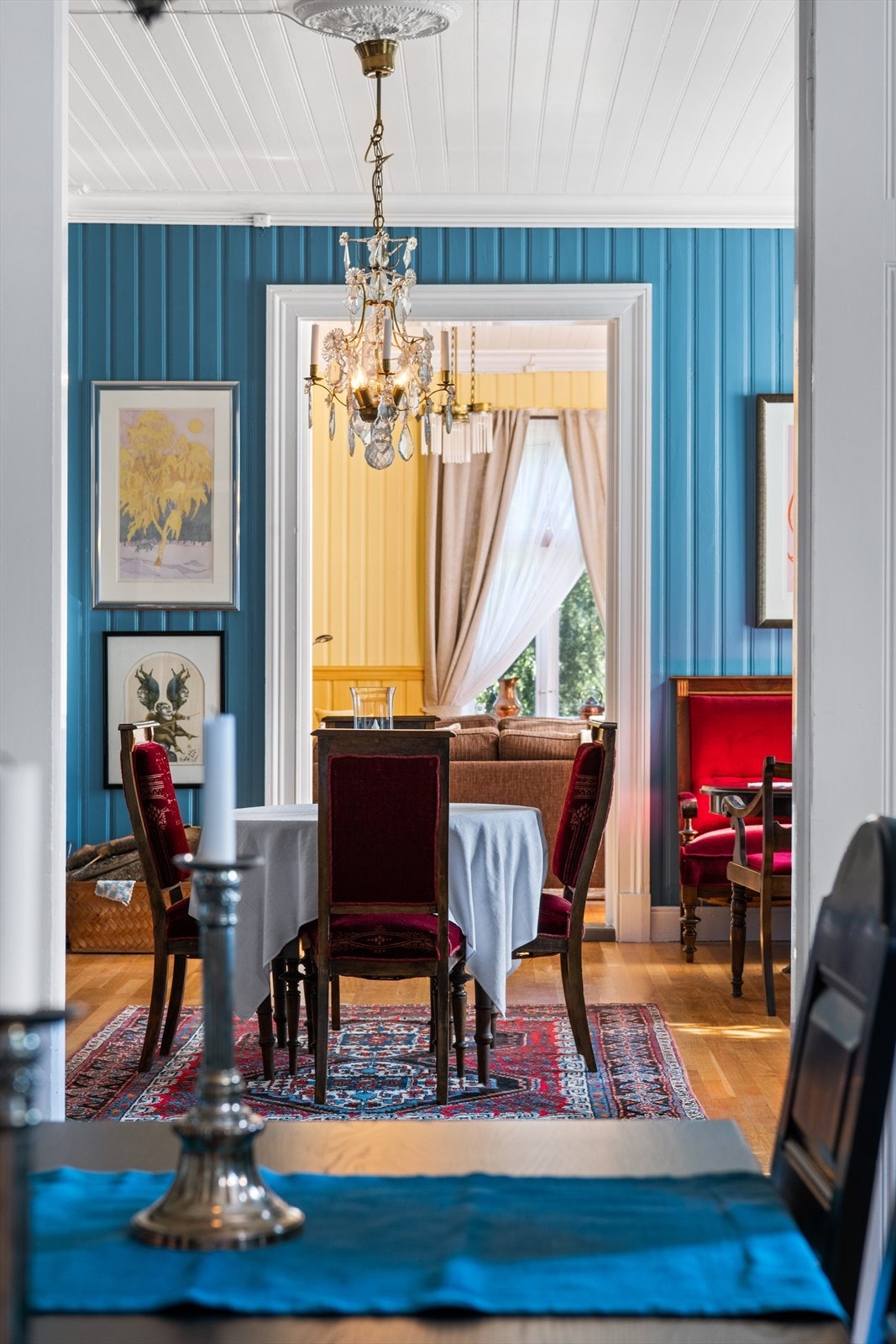 Det er åpent mellom stue, oppholdsrom og spisestue. Rommene er gjennomgående lys som gir en luftig følelse Galleribilde