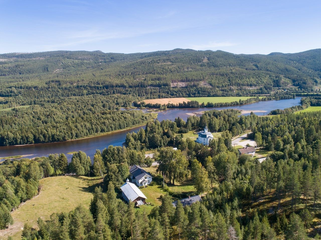 Eiendommen er den tidligere prestegården i Stor-Elvdal og ligger skrått over veien for Stor-Elvdal kirke Galleribilde
