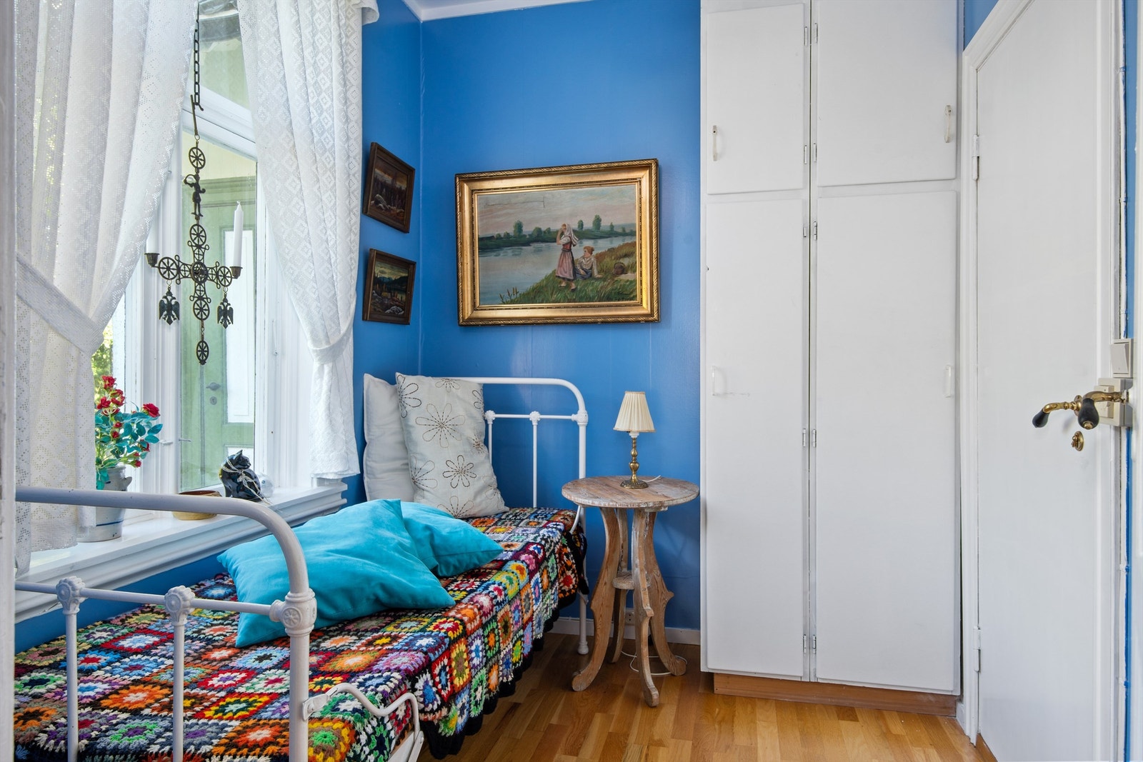 Soverom 1 i 1.etasje. Det er adkomst til rommet fra både kjøkken og baderom. Galleribilde